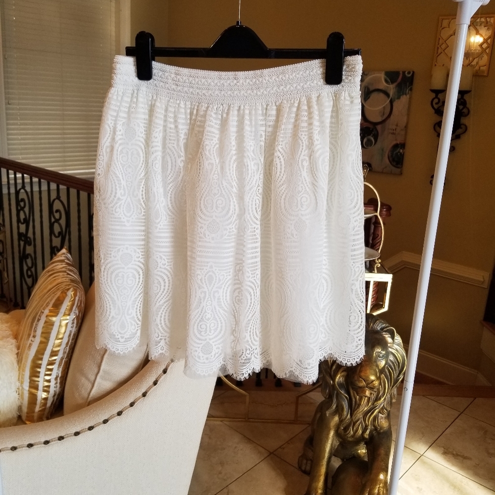 🎀 White Bebe lace skirt
